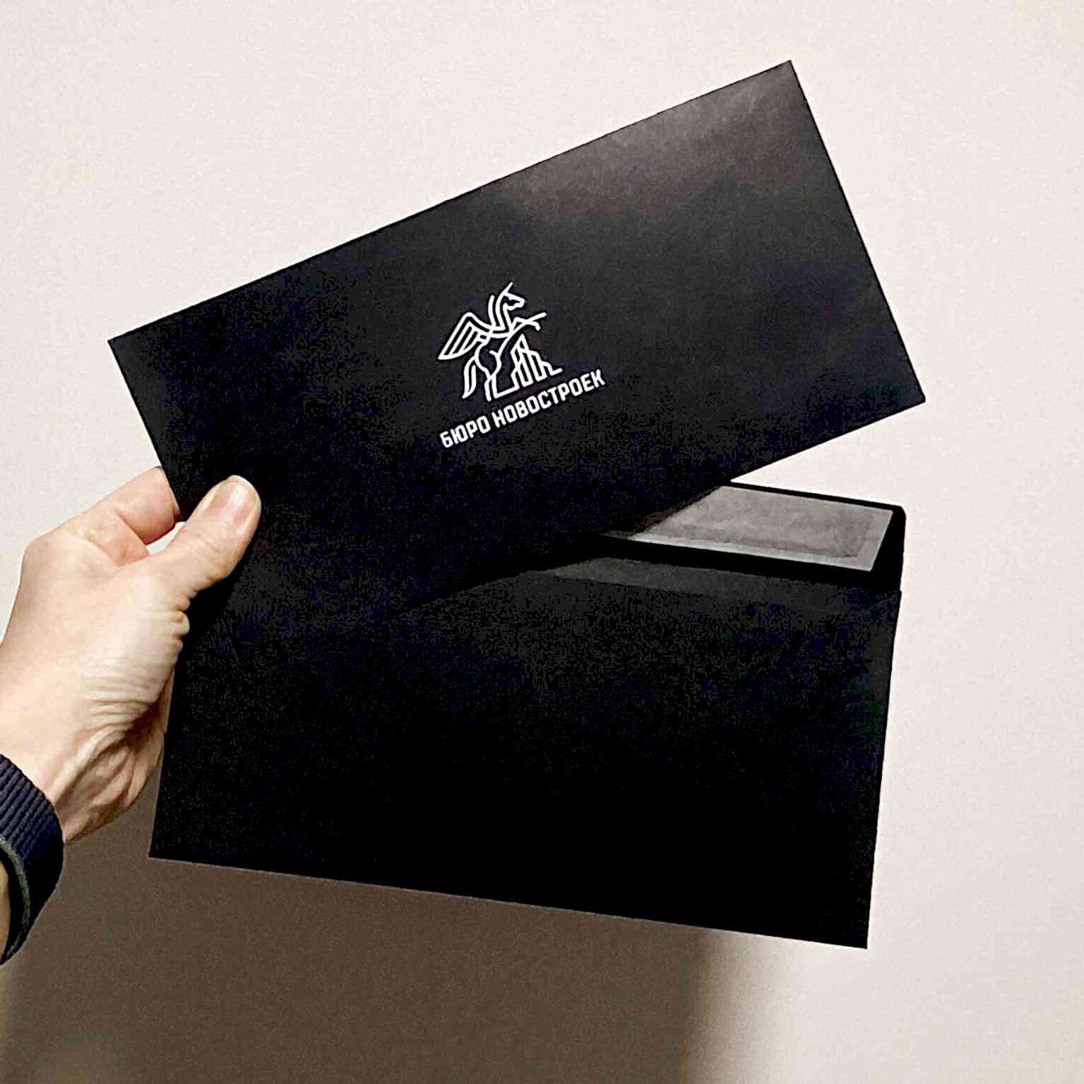 Черные конверты с тиснением фольгой